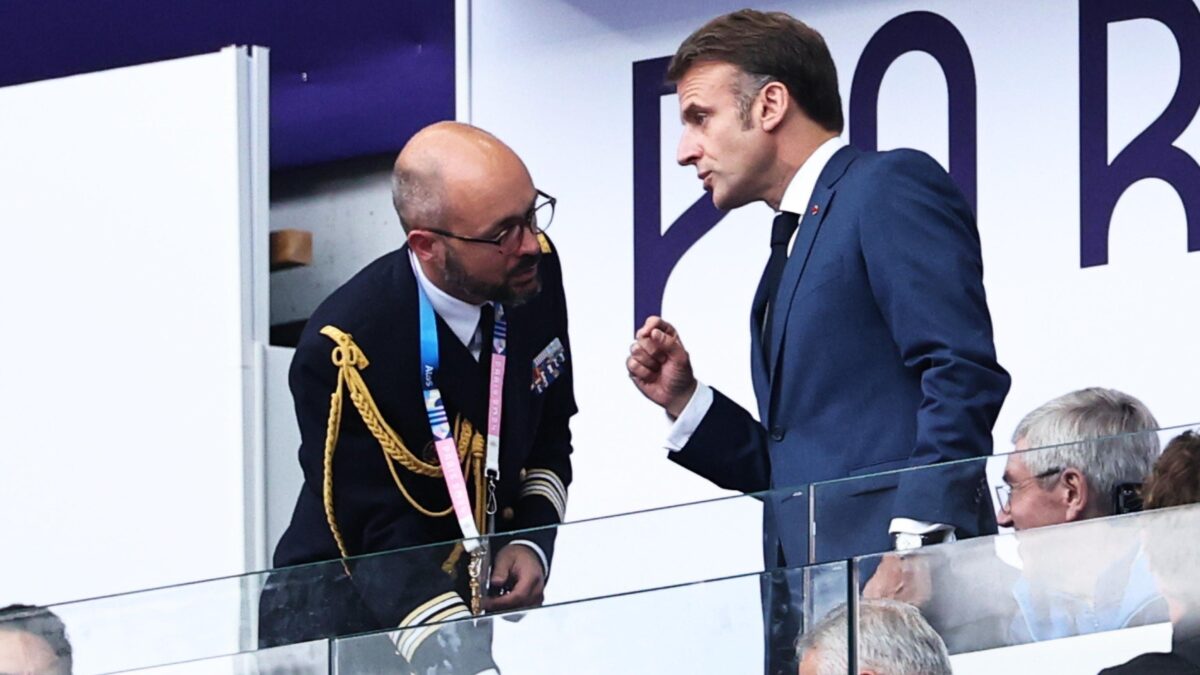 Macron fa il bullo per governare, mette un fedelissimo alla Commissione Ue