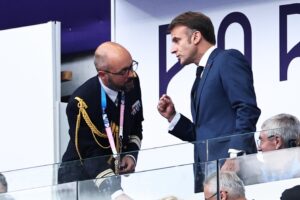 Macron fa il bullo per governare, mette un fedelissimo alla Commissione Ue