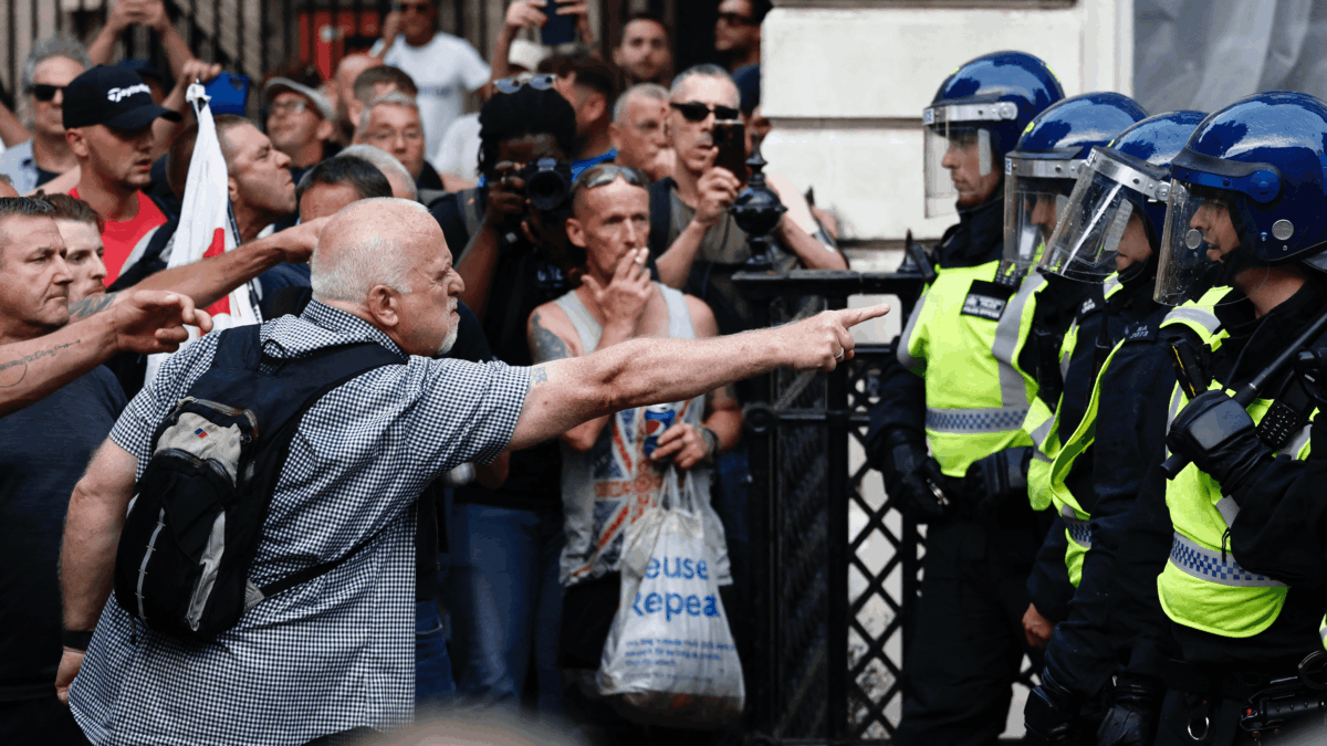 Strage di Southport, infuria la protesta anti immigrati