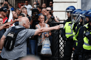Strage di Southport, infuria la protesta anti immigrati
