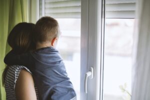 I pediatri diventano terroristi del clima «Rinchiudete i bimbi»