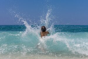 Il bagno al mare è come una terapia: rilassa i muscoli e abbatte lo stress