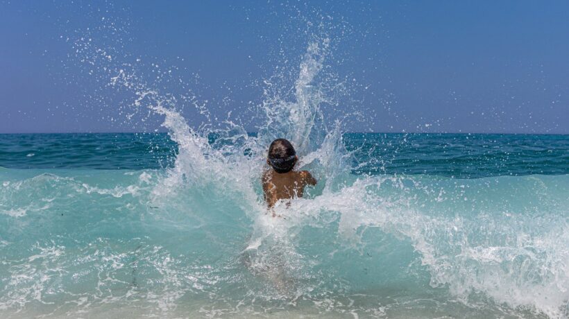 Il bagno al mare è come una terapia: rilassa i muscoli e abbatte lo stress