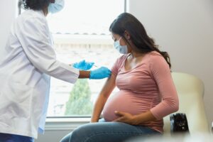 «Stop alle iniezioni anti Covid in gravidanza»