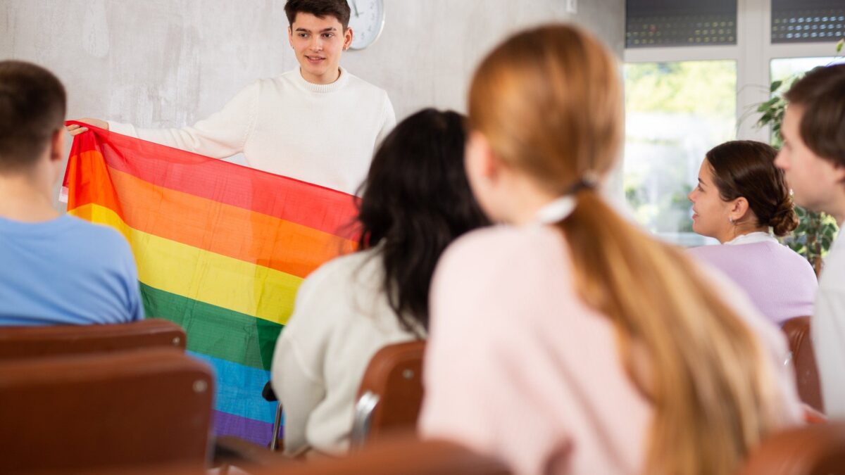 California hippie? No, trans. Il cambio di sesso a scuola tenuto all’oscuro dei genitori