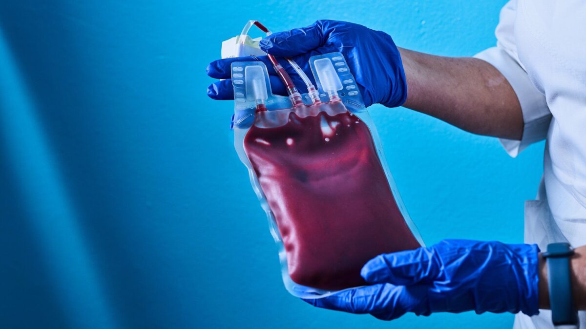 L’ospedale dà il via libera al paziente: trasfusioni solo da donatori no vax