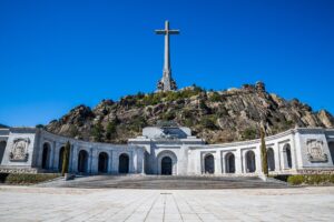 Sánchez tratta con il Vaticano per cacciare i monaci benedettini