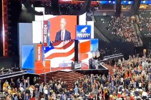 Al Fiserv Forum di Milwaukee risuona l’inno nazionale