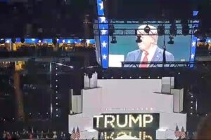 L’ingresso di Trump sul palco per tenere il discorso di accettazione della nomination