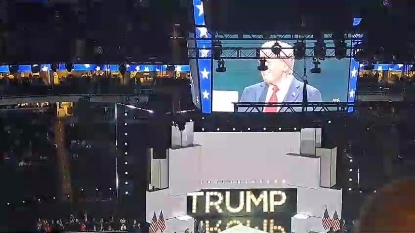 L’ingresso di Trump sul palco per tenere il discorso di accettazione della nomination
