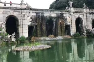 Le pillole di galateo di Petra e Carlo: come comportarsi nei giardini o parchi storici