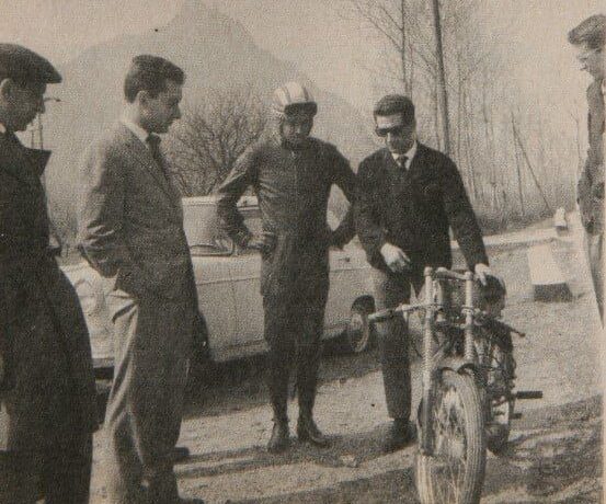 Da sinistra Giuseppe Spotto (inventore dei motori Itom), Giacomo Corradi (Direzione ITOM), Jean-Pierre Beltoise (poi pilota di Formula 1), Silvano Bonetto responsabile produzione Itom e Jean-Claude Serre pilota Campione di Francia (Courtesy Itom at Home)