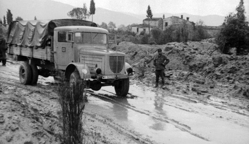 Autocolonna tedesca avanza nel fango nei dintorni di Rimini (wikicommons)
