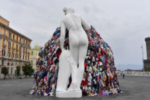 La Venere stracciona stia fuori dalla chiesa