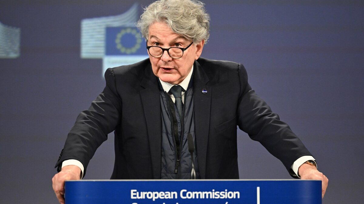 L’Ue dichiara guerra ai due tycoon e piglia subito sberle: «Si faccia i fatti suoi»