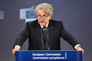 L’Ue dichiara guerra ai due tycoon e piglia subito sberle: «Si faccia i fatti suoi»