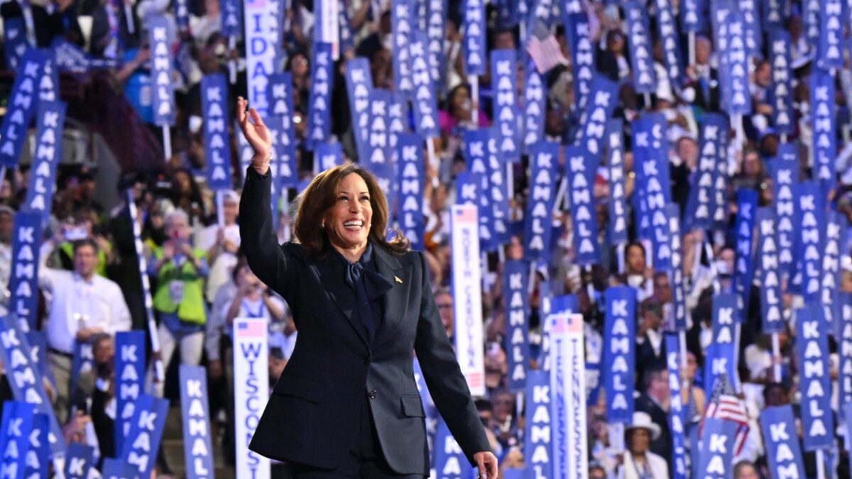 La candidata democratica promette futuri rosei, come se non fosse al potere