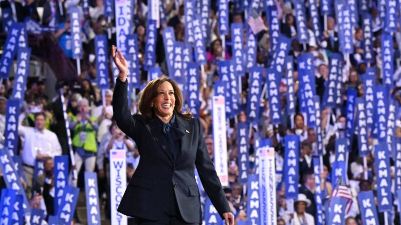 La candidata democratica promette futuri rosei, come se non fosse al potere