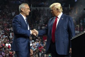 Il ciclone Kennedy sulle elezioni Usa porta voti a Trump