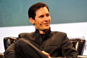 Macron voleva Telegram a Parigi. Durov accusato pure di violenza