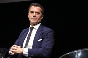 Il macroniano vuol bloccare il social di Musk
