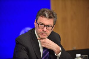 Ritorna la giostra degli extraprofitti. Il Tesoro e Chigi hanno idee opposte