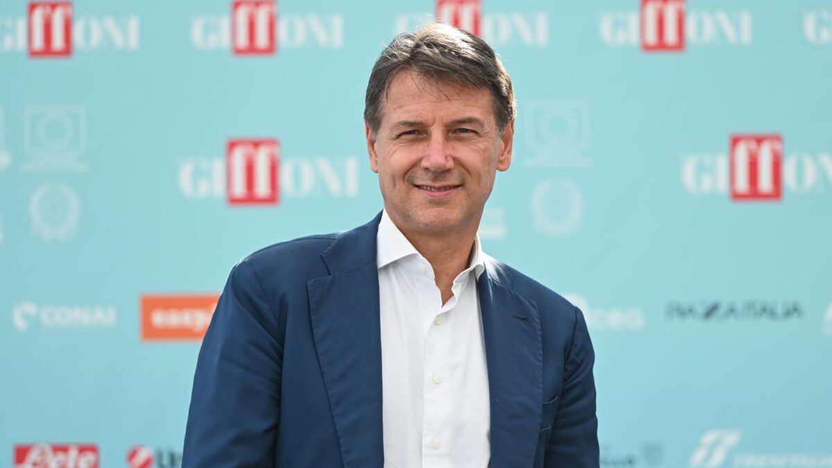 I grillini storici all’attacco di Conte. E un senatore M5s sbarca in Forza Italia
