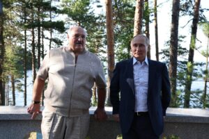 Putin: «Dietro l’invasione c’è la Nato». Lukashenko evoca le armi nucleari