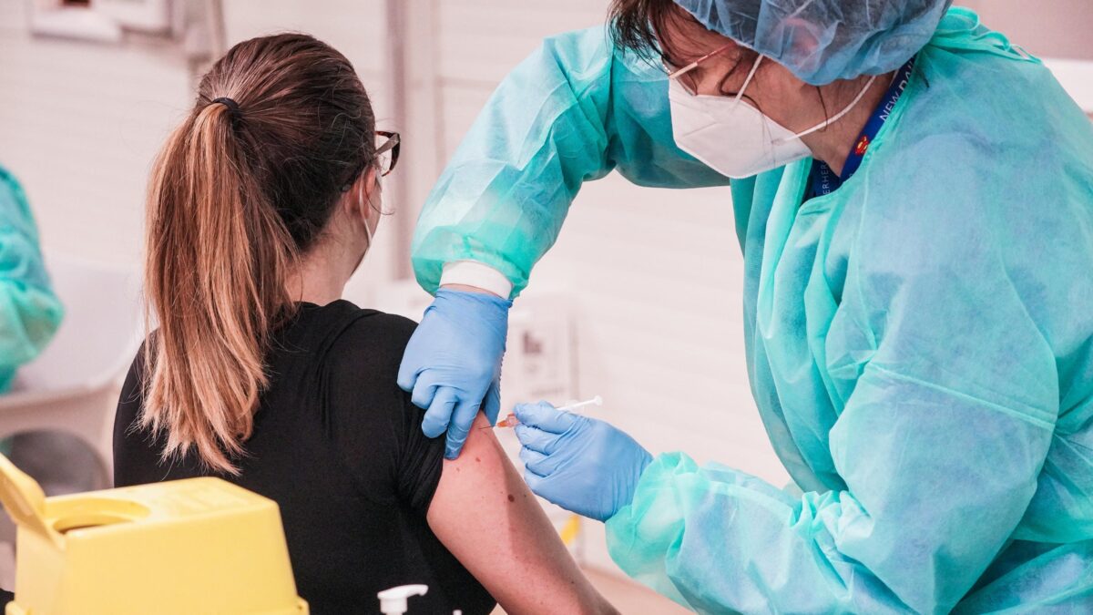 «Il coronavirus è sotto controllo». Ma l’Emilia ordina 500.000 Pfizer