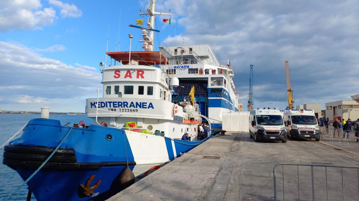 Casarini & c. tornano a traghettare clandestini usando i soldi dei fedeli