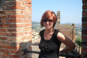 Il killer di Sharon aveva con sé 4 coltelli. Lei colpita a caso, in 2 salvi per miracolo