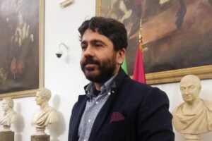 «Bacio consensuale». Ecco cosa non torna