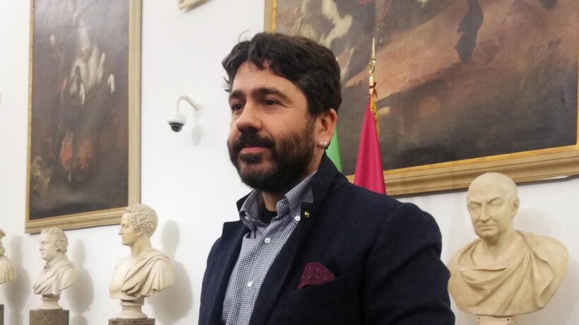 «Bacio consensuale». Ecco cosa non torna