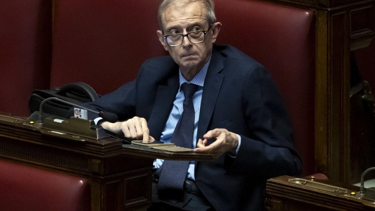 Fassino offre 500 euro per il profumo-gate