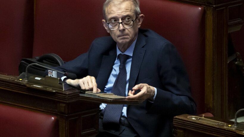Fassino offre 500 euro per il profumo-gate