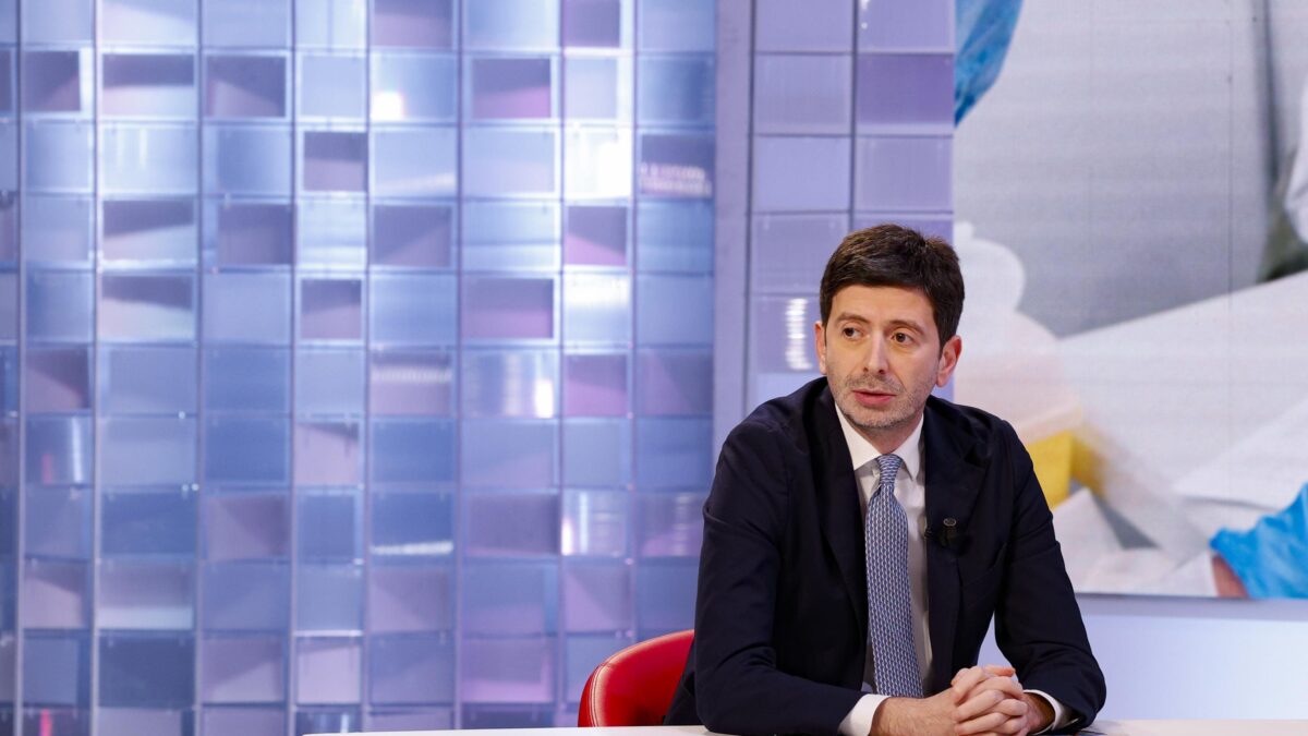 Speranza l’impunito: rivendica piano pandemico e cure a casa