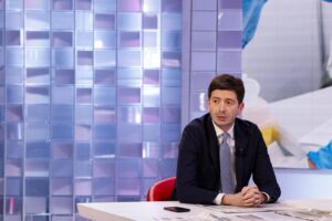 Speranza l’impunito: rivendica piano pandemico e cure a casa