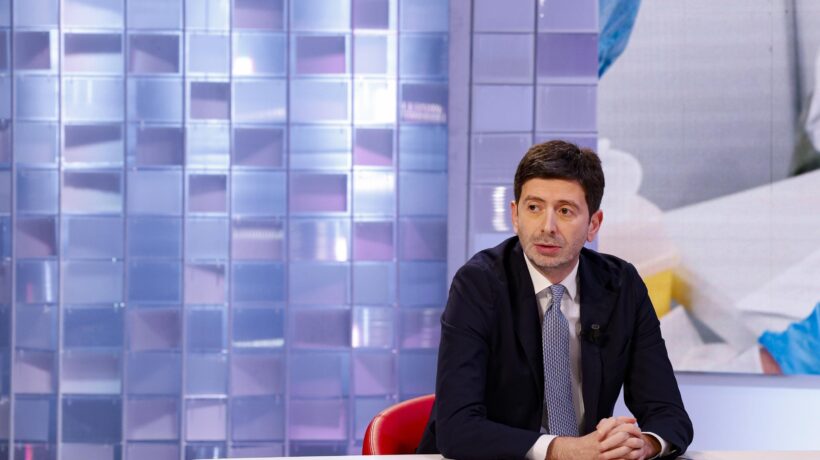 Speranza l’impunito: rivendica piano pandemico e cure a casa