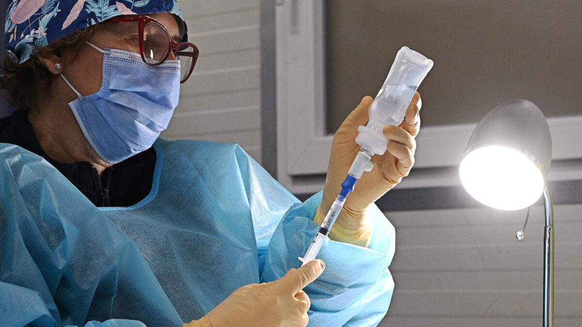Il medico vaccinatore pentito: «Raccontate balle colossali»
