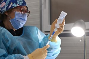 Il medico vaccinatore pentito: «Raccontate balle colossali»
