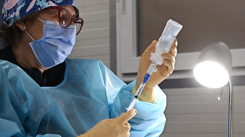 Il medico vaccinatore pentito: «Raccontate balle colossali»