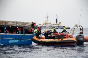 Quello strano viavai di barche che la notte raggiungono le Ong