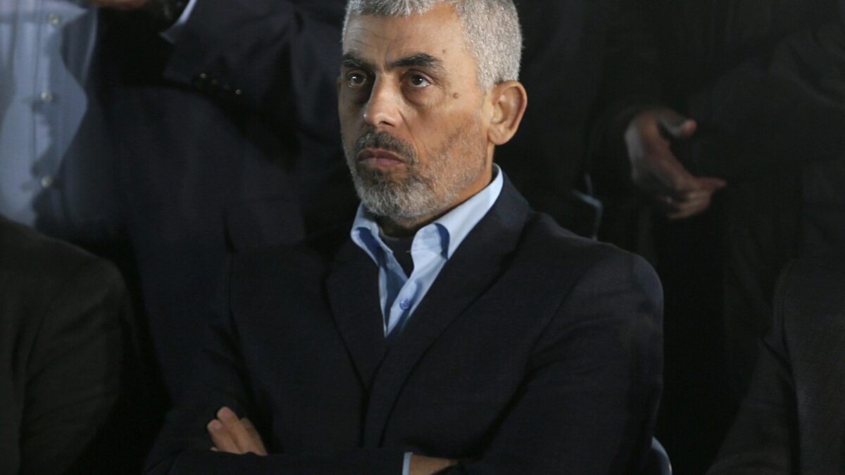 «Il boss di Hamas nascosto e travestito da donna. Intorno 22 scudi umani»