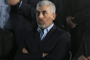 «Il boss di Hamas nascosto e travestito da donna. Intorno 22 scudi umani»