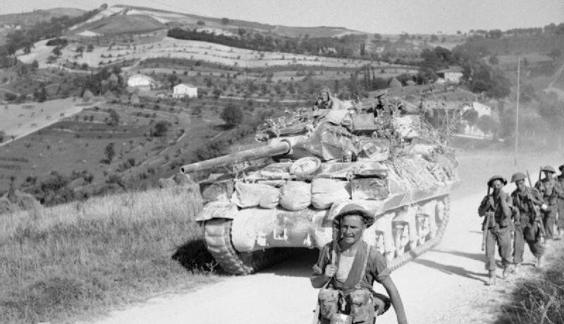 Contingente britannico con carro Sherman durante la prima fase dell'attacco alla linea Gotica