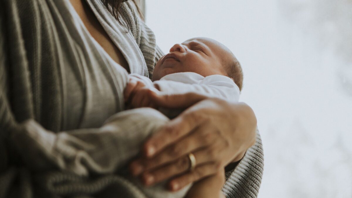 Paga una mamma surrogata in Georgia e ritorna col bimbo. Tutto ok per i giudici