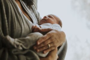 Paga una mamma surrogata in Georgia e ritorna col bimbo. Tutto ok per i giudici