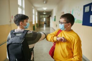 «Rimettete la mascherina ai bimbi»