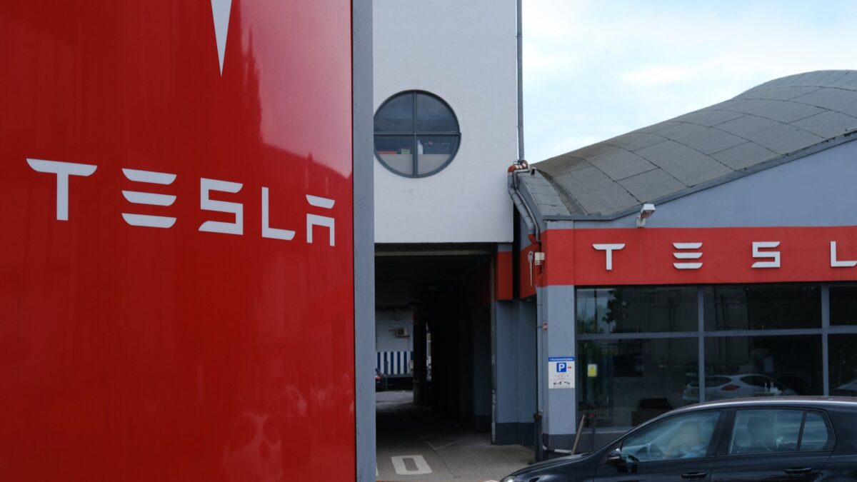 I profitti di Tesla vanno a benzina