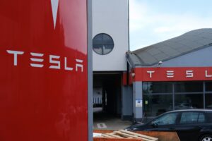 I profitti di Tesla vanno a benzina